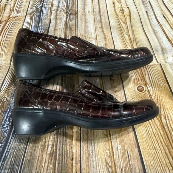Clarks Dark Brown Crocodile Pattern Loafers Womens Size 7 - Picture 3 of 5